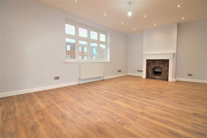 1 Bedroom Apartment To Rent In The Broadway, Potters Bar, EN6