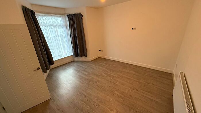 5 Bedroom Semi-Detached House To Rent In Lansdowne Road, Ilford Essex, IG3