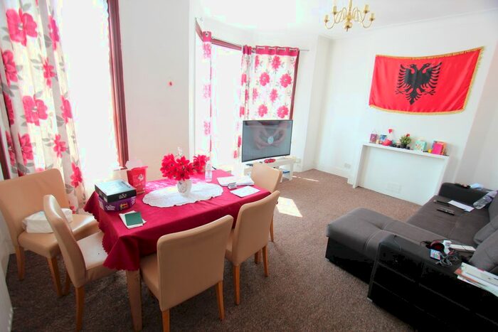 2 Bedroom Flat To Rent In Wightman Road, Haringey, N8