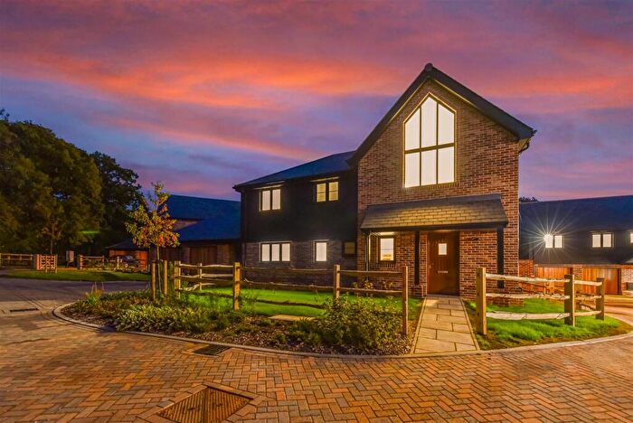4 Bedroom Detached House For Sale In Blackthorn Gardens, PO20