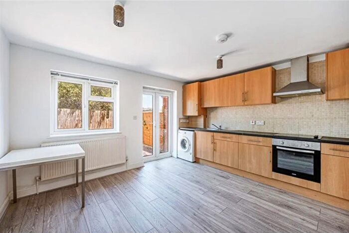 2 Bedroom Flat To Rent In Western Avenue, Acton, W3