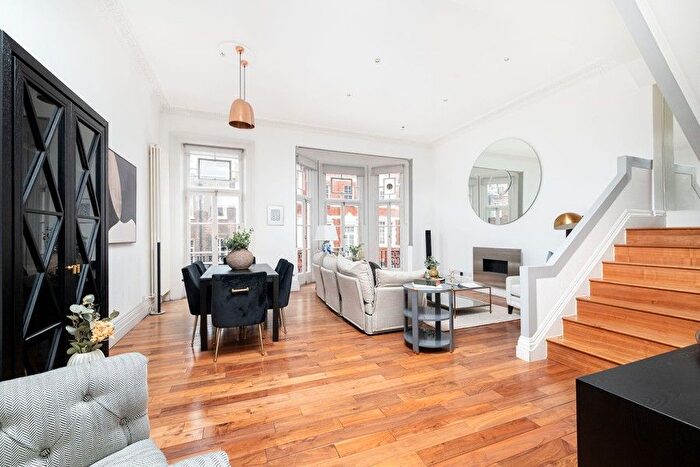 3 Bedroom Flat For Sale In Green St, Mayfair, W1K