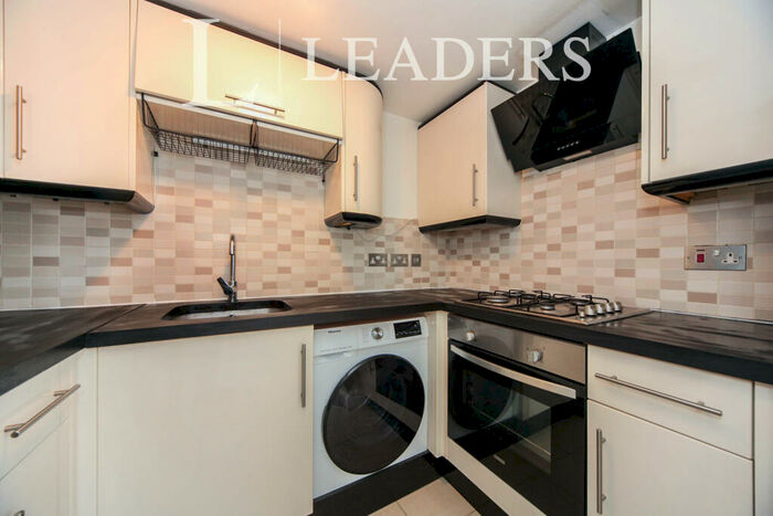 3 Bedroom Flat To Rent In Vale Court High Street North -, LU6