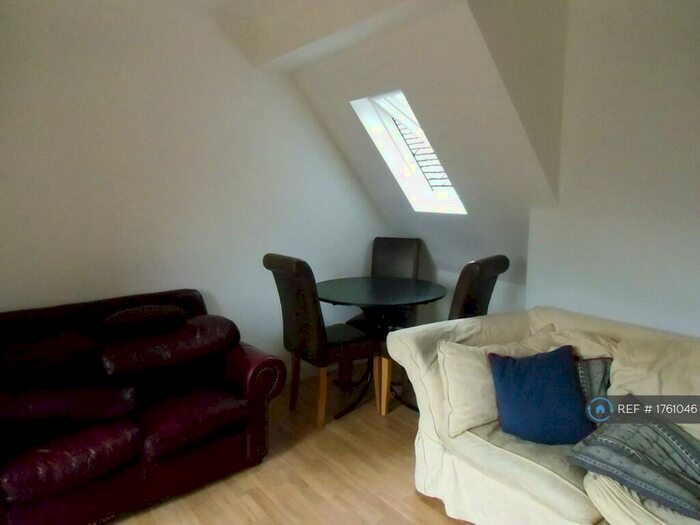 2 Bedroom Flat To Rent In Hawthornden, Manchester, M20