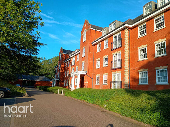 3 Bedroom Apartment For Sale In Montague Close, Wokingham, RG40