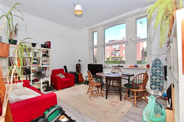 3 Bedroom Flat To Rent In Amhurst Road, N16