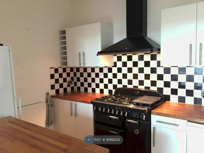 2 Bedroom Flat To Rent In Cintra Park, London, SE19