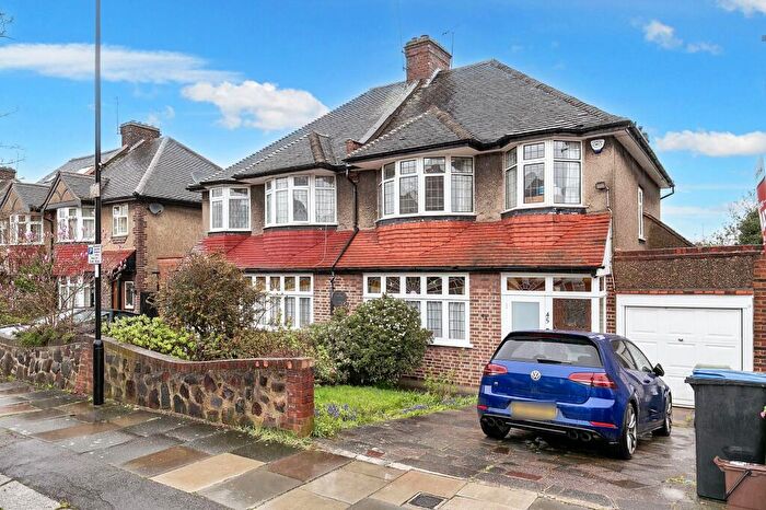 3 Bedroom Semi Detached House For Sale In Ravenscraig Road, London, N11