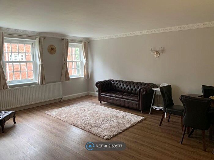 2 Bedroom Flat To Rent In Blenheim, London, SW19