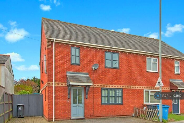 3 Bedroom Semi-Detached House To Rent In Cauldwell Hall Road, Ipswich, IP4