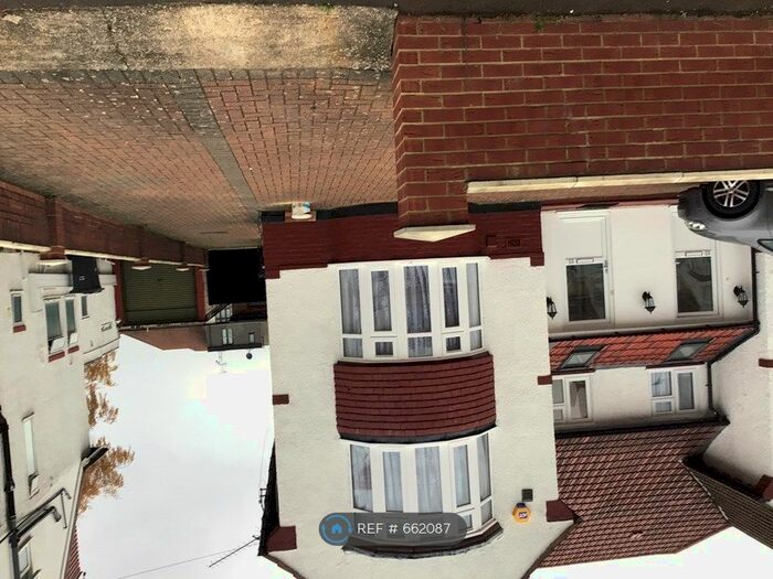 4 Bedroom Semi-Detached House To Rent In Alexandra Gardens, Hounslow, TW3