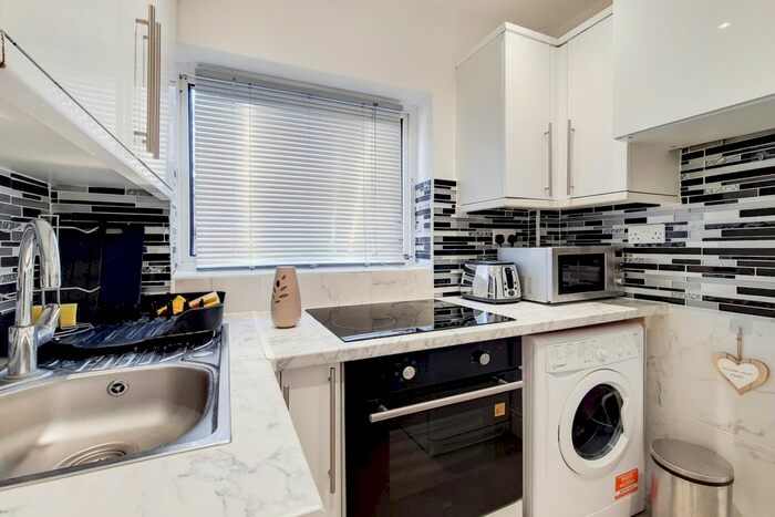 1 Bedroom Flat To Rent In The Approach, Acton, W3
