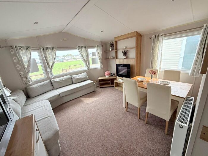 2 Bedroom Mobile/park Home For Sale In Beach Road, St. Osyth, Clacton-On-Sea, CO16