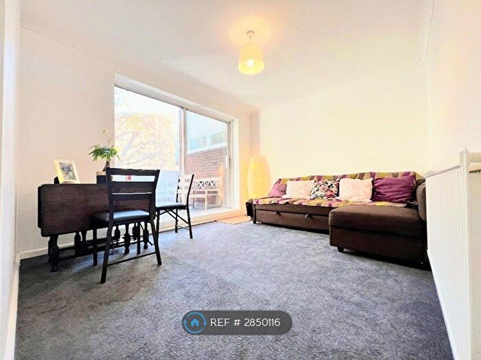 4 Bedroom Flat To Rent In Kingfisher Court, London, SW11