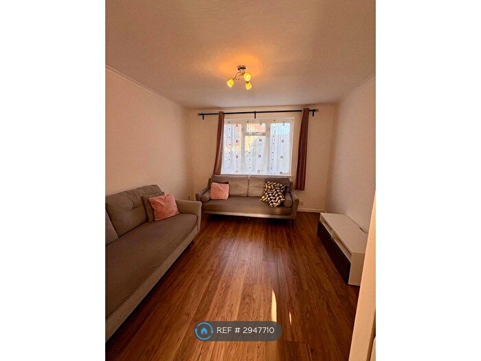 2 Bedroom Flat To Rent In Hodder Drive, Greenford, UB6