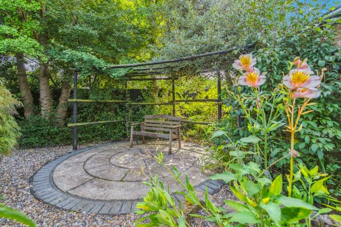 3 Bedroom Detached House For Sale In Woodside Close, Chalfont St Peter, Gerrards Cross, SL9