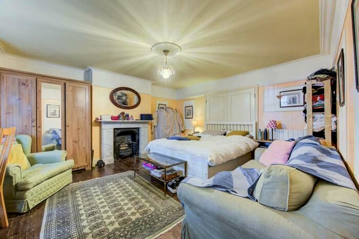 3 Bedroom Flat To Rent In Barclay Road, London, SW6