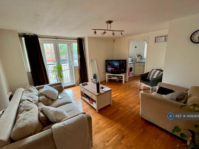 2 Bedroom Flat To Rent In Rookes Crescent, Chelmsford, CM1