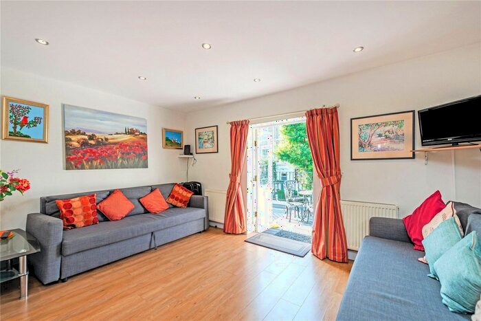 2 Bedroom Maisonette To Rent In Portland Road, London, W11