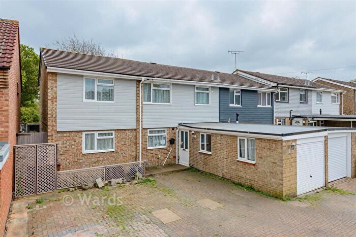 4 Bedroom End Of Terrace House For Sale In Courtfield Avenue, Lordswood, Chatham, Kent, ME5