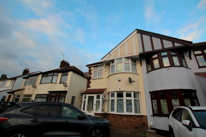 4 Bedroom Semi-Detached House To Rent In Rushden Gardens, Clayhall IG5, Ig2, Ig4, Ig6,