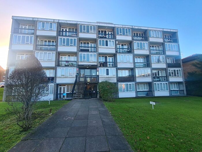 2 Bedroom Flat To Rent In Ashbourne Court, Ashbourne Close, Woodside Park, London, N12