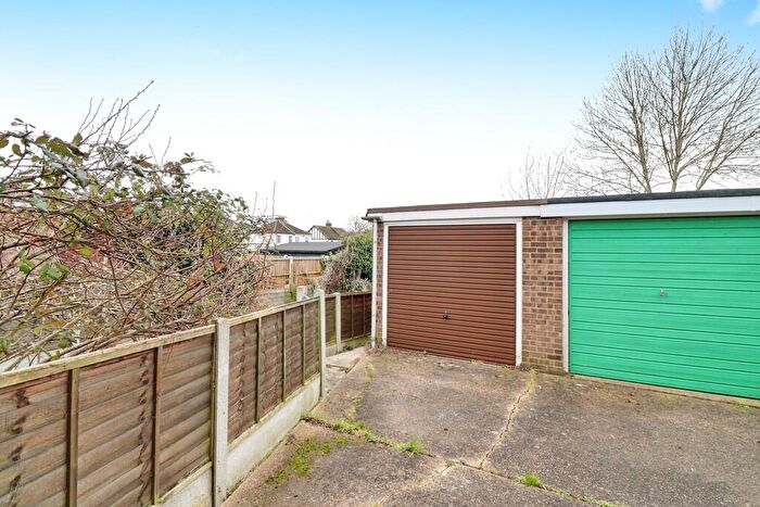 2 Bedroom Flat For Sale In Hall Farm Road, South Benfleet, SS7