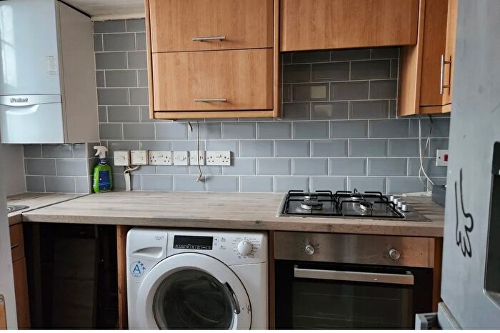 3 Bedroom Flat To Rent In Old Kent Road, London, SE1