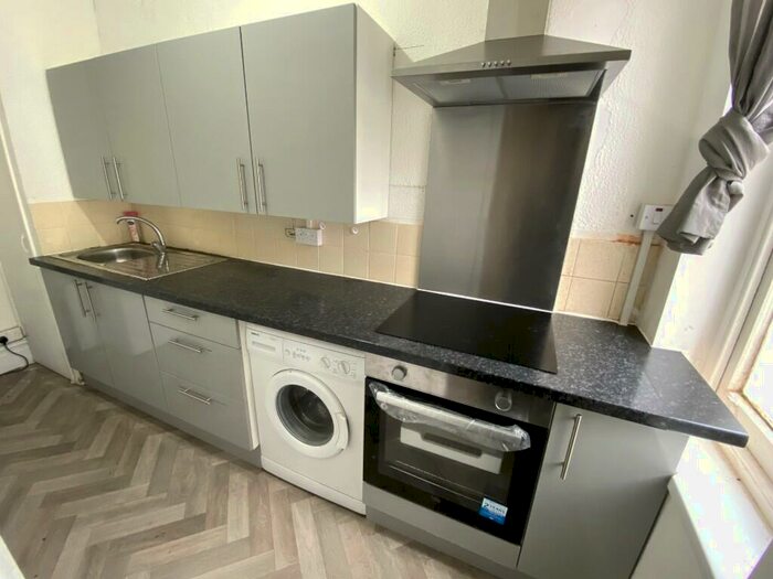 1 Bedroom Flat To Rent In Claude Road, Cardiff(City), CF24