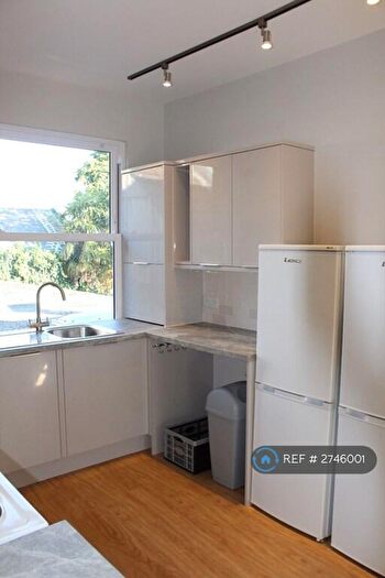 5 Bedroom Flat To Rent In Hawks Road, Kingston Upon Thames, KT1