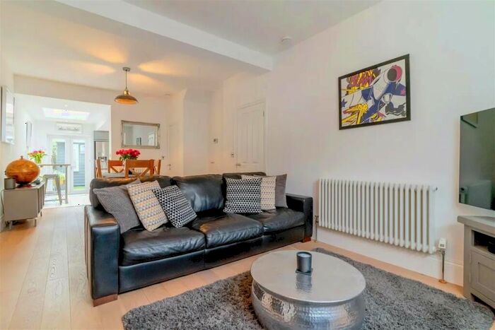 4 Bedroom Semi-Detached House To Rent In Beckenham, BR3