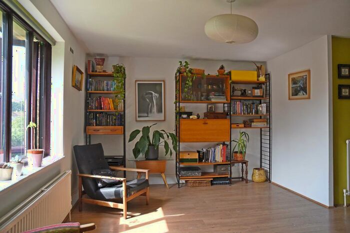 1 Bedroom Flat To Rent In Park Place, Park Street, Hertfordshire, AL2