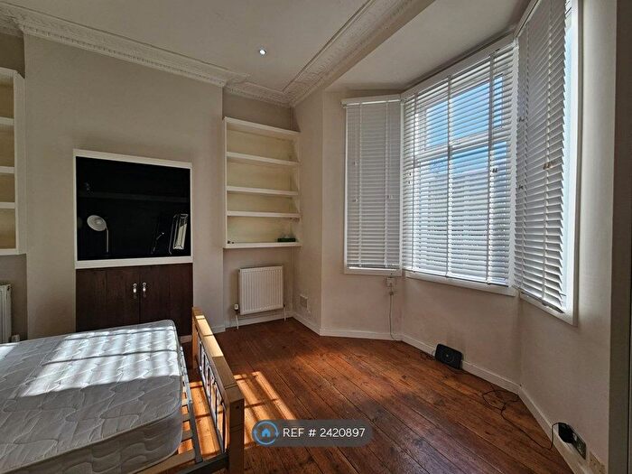 2 Bedroom Flat To Rent In Fairlop Road, London, E11