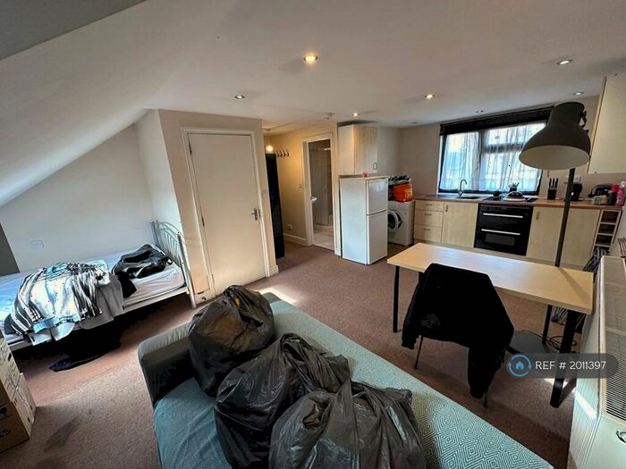 Studio To Rent In Grove Green Road, London, E11