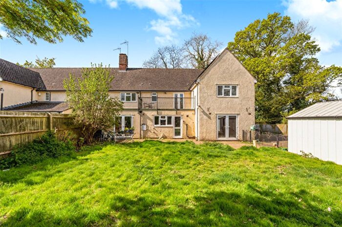 4 Bedroom Semi Detached House For Sale In Chetwode Road, Overthorpe, Banbury, Oxfordshire, OX17