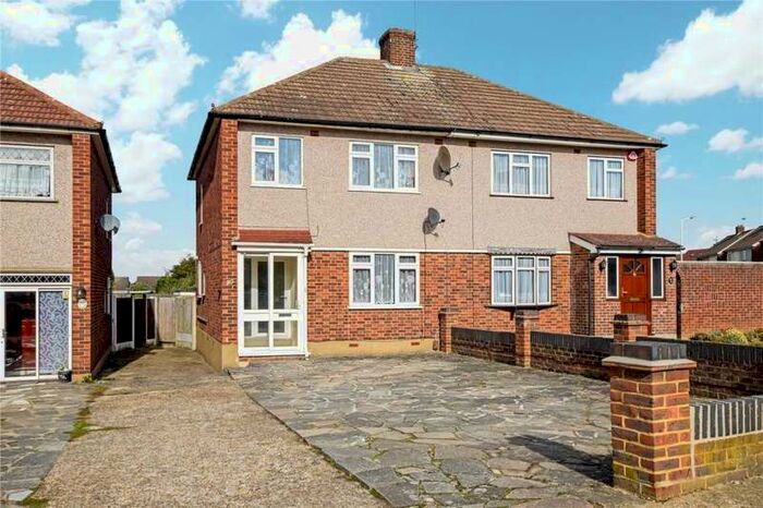 3 Bedroom Detached House To Rent In Rutland Drive, Hornchurch, Essex, RM11