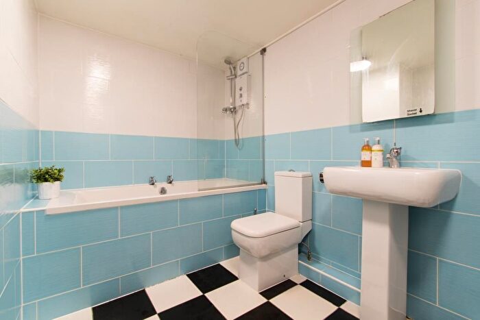 6 Bedroom Flat To Rent In Ladybarn Road, Manchester, M14