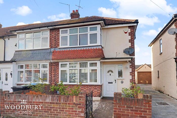3 Bedroom End Of Terrace House For Sale In Avondale Drive, Loughton, IG10