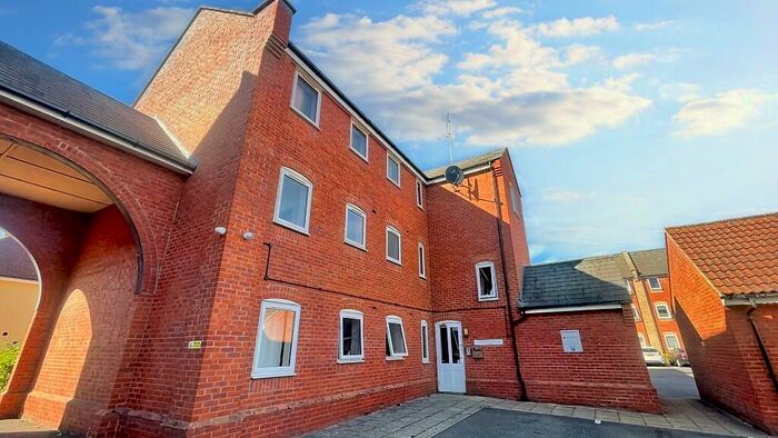 3 Bedroom Flat To Rent In Hesper Road, Colchester, Essex, CO2