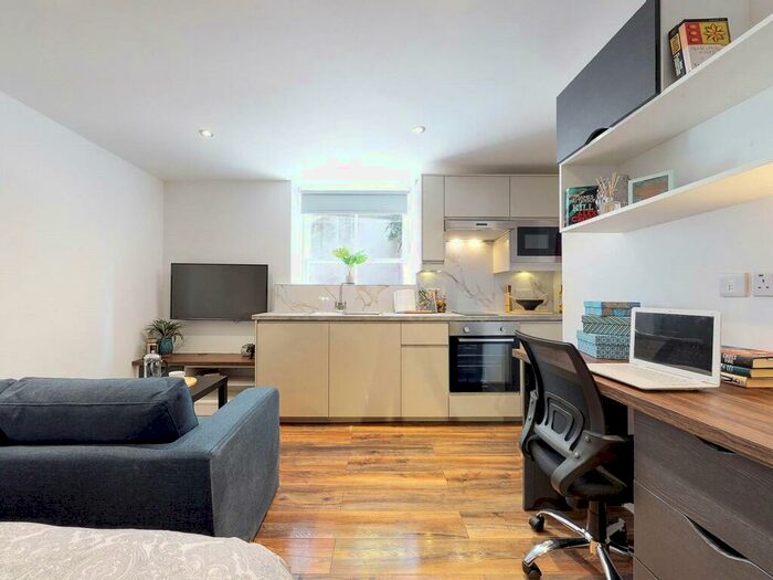 Apartment To Rent In Apt, Clarendon Road #, LS2