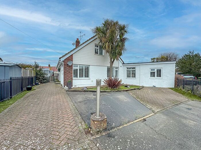 4 Bedroom Detached House For Sale In Silverthorne Close, Rochford, SS4