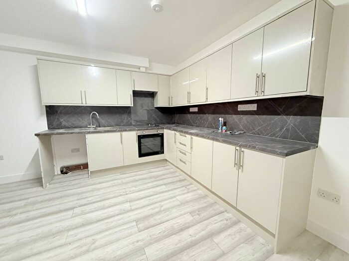 3 Bedroom Flat To Rent In Ilford, IG4