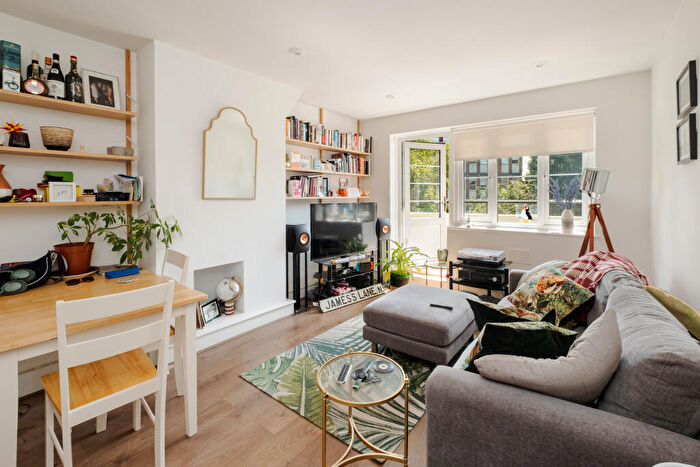 3 Bedroom Flat For Sale In St. James Lane, London, N10