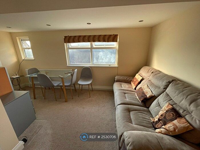 3 Bedroom Flat To Rent In Edgwarebury Lane, Edgware, HA8