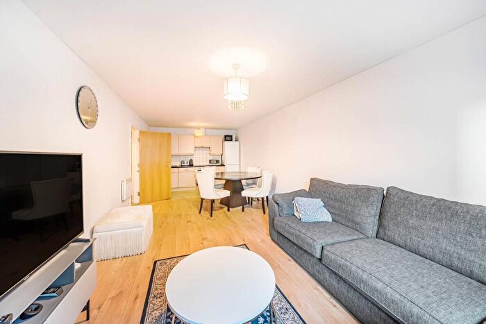 3 Bedroom Flat To Rent In Boulevard Drive, Colindale, London, NW9