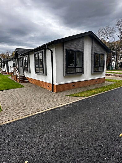 2 Bedroom Park Home For Sale In Huddersfield, West Yorkshire, HD8