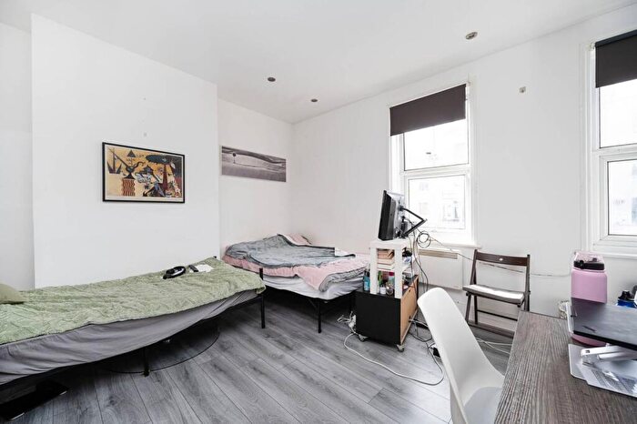 Studio To Rent In Commercial Road, Tower Hamlets, London, E1