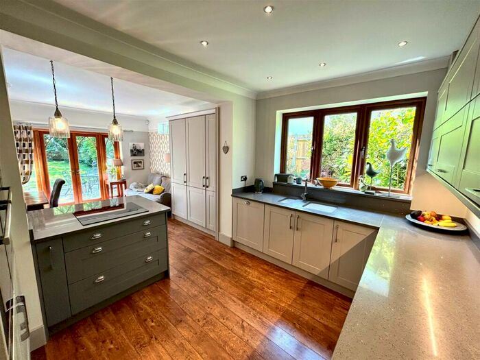 4 Bedroom Detached House For Sale In Edwin Road, Rainham, Gillingham