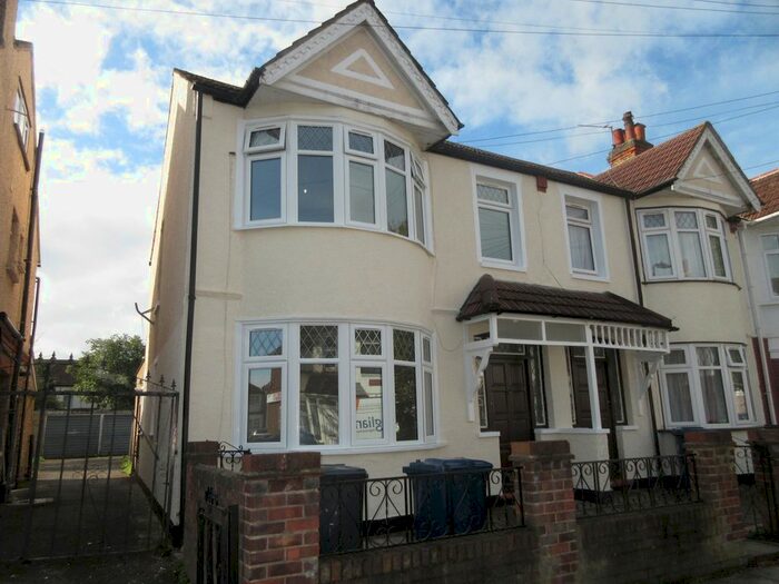 5 Bedroom End Of Terrace House To Rent In Shackleton Road, Southall, UB1