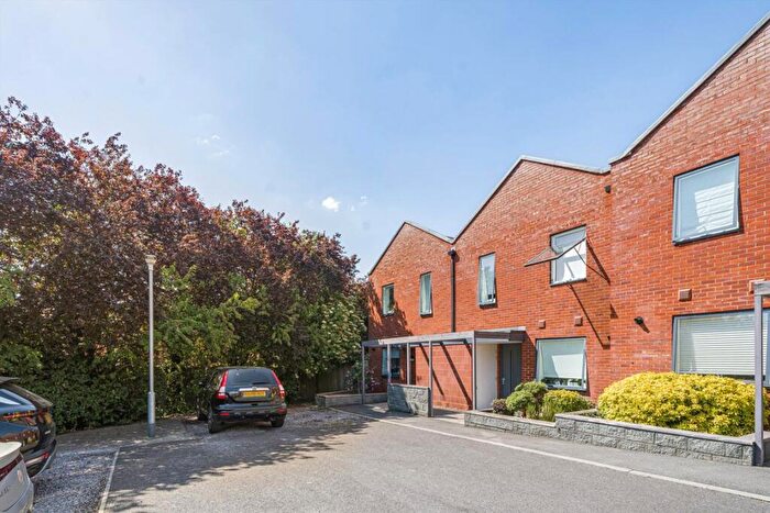 3 Bedroom House For Sale In Reservoir Way, Willesden, NW10